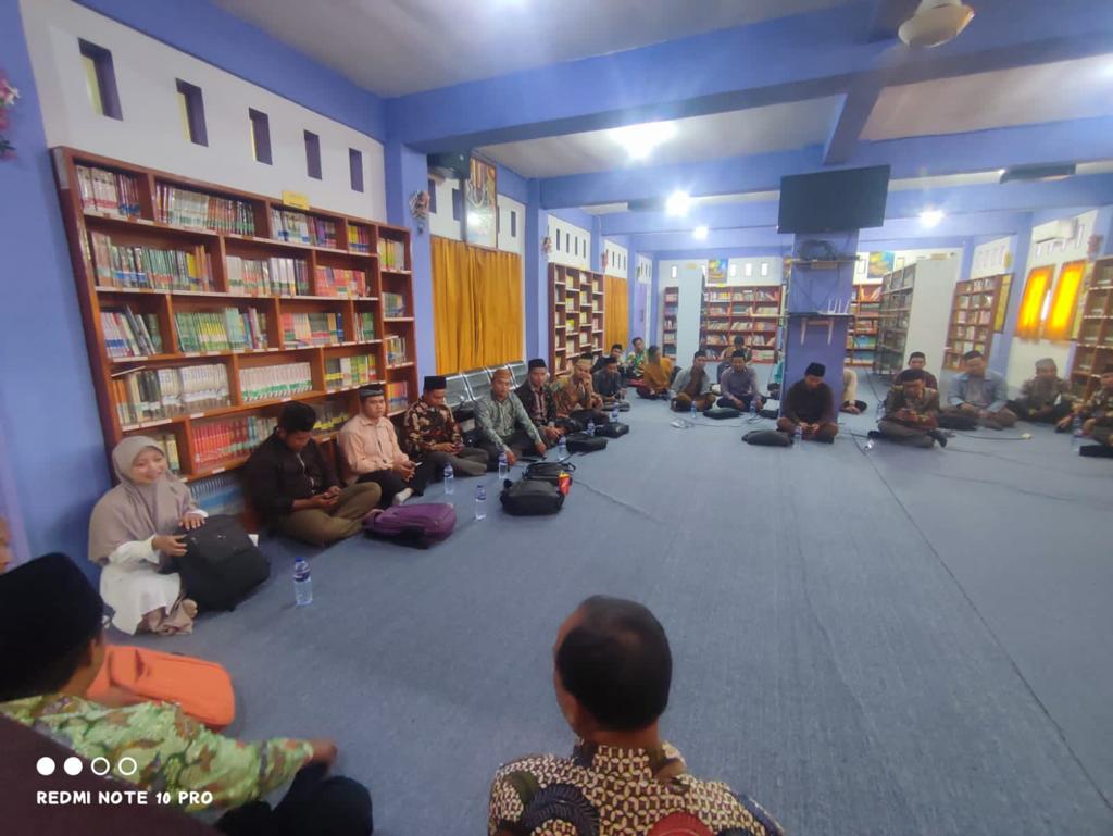 Pendampingan Kepada Semua Operator Madrasah Di Lingkungan KKMA 04, 05 Dan 06 Di Perpustakaan MA Mambaul Ulum Bata-Bata